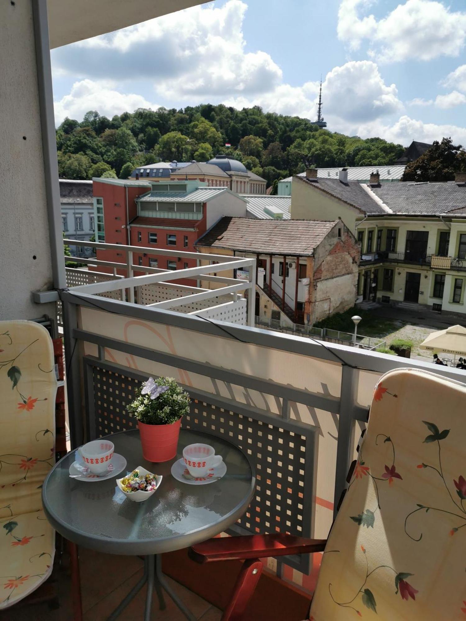 Dia Apartman Мисколк Екстериор снимка