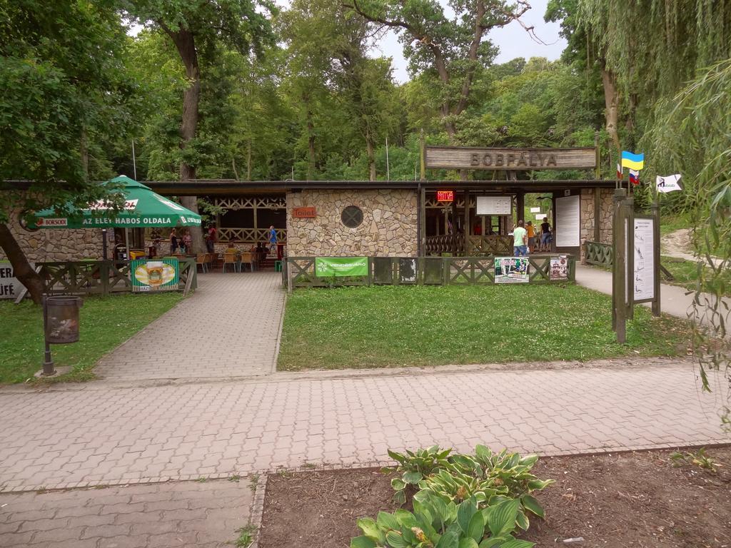Dia Apartman Мисколк Екстериор снимка